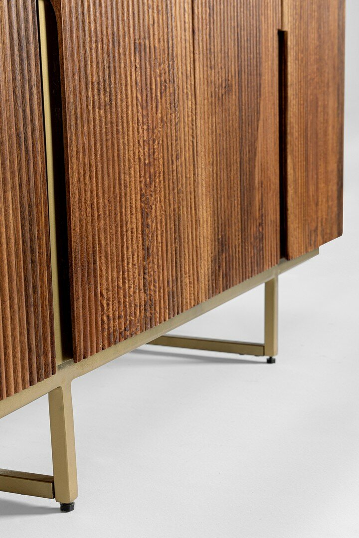 Sideboard Vilas, Detail der Griffe aus pulverbeschichtetem Stahl