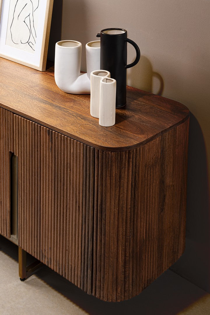 Sideboard Vilas, Detail des Innenfachs mit Einlegeboden