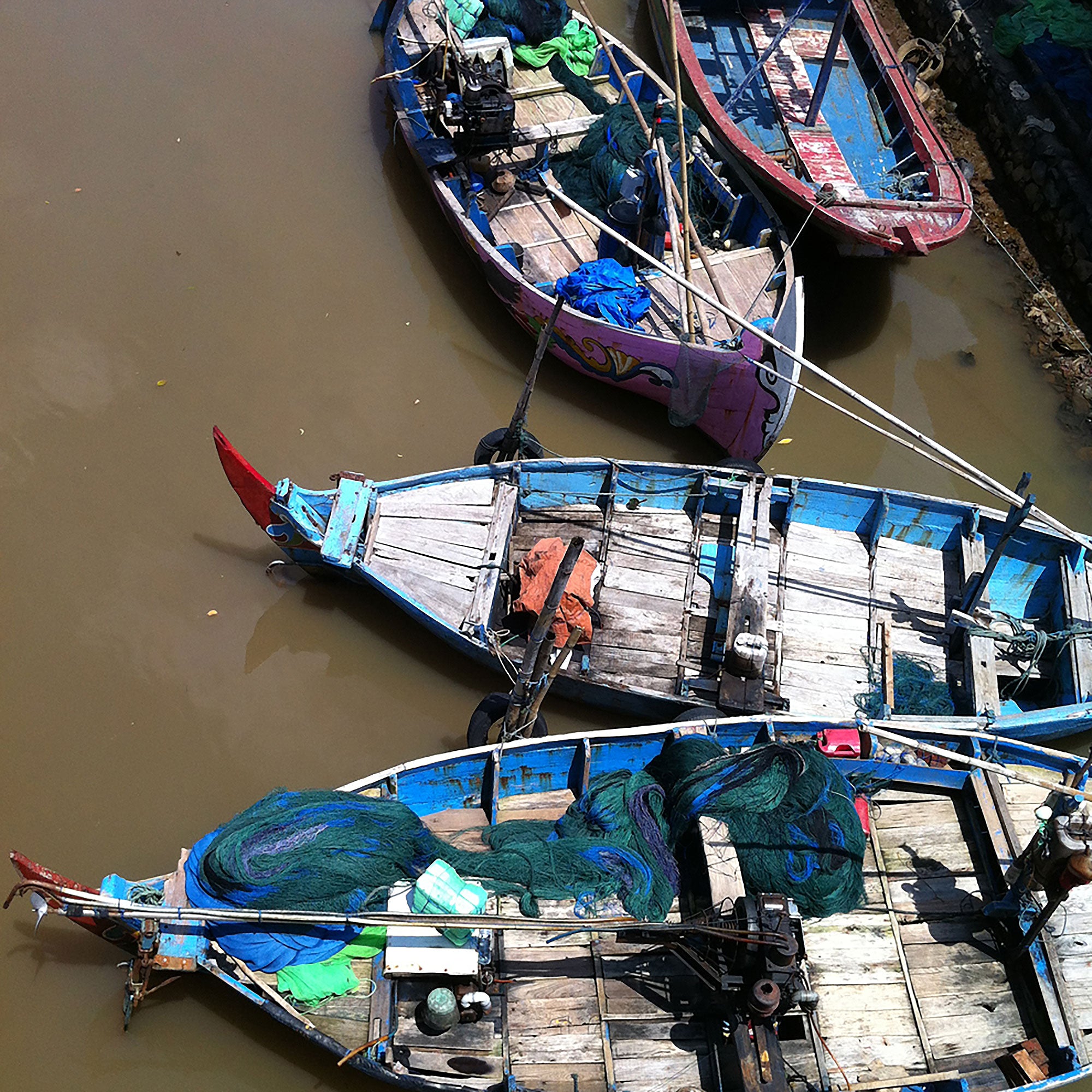 Vintage Buchstaben aus recyceltem Bootsholz mit bunten Farbschichten