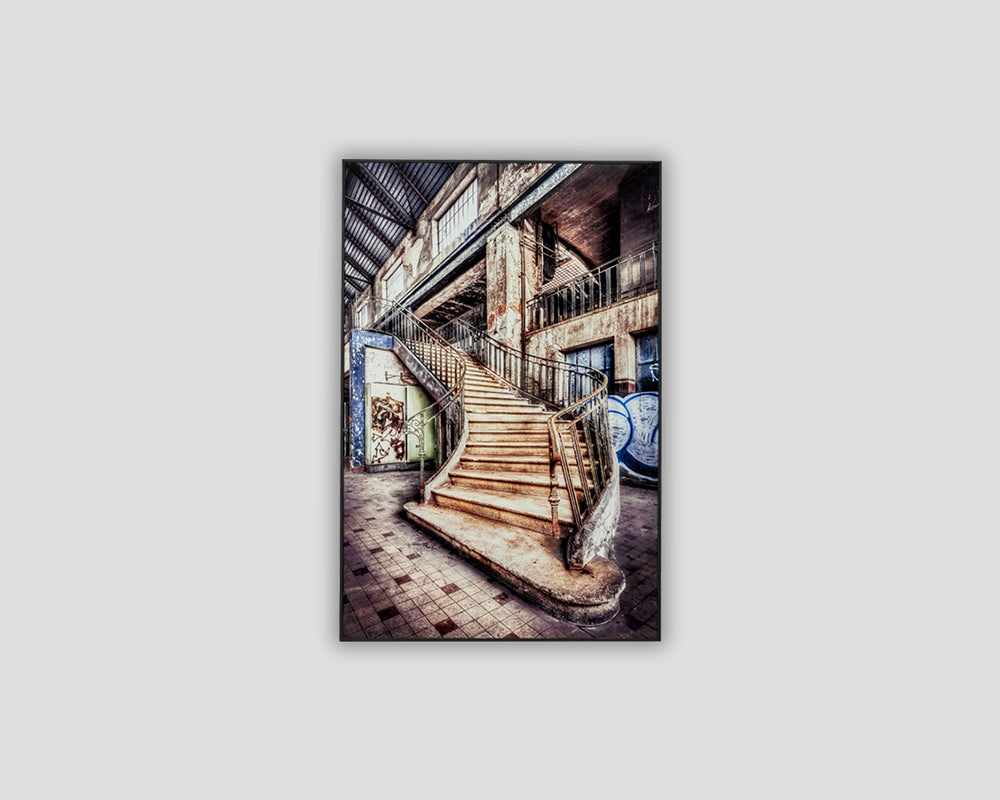 Gerahmtes Bild zerfallene Treppe aus Glas von Dialma Brown