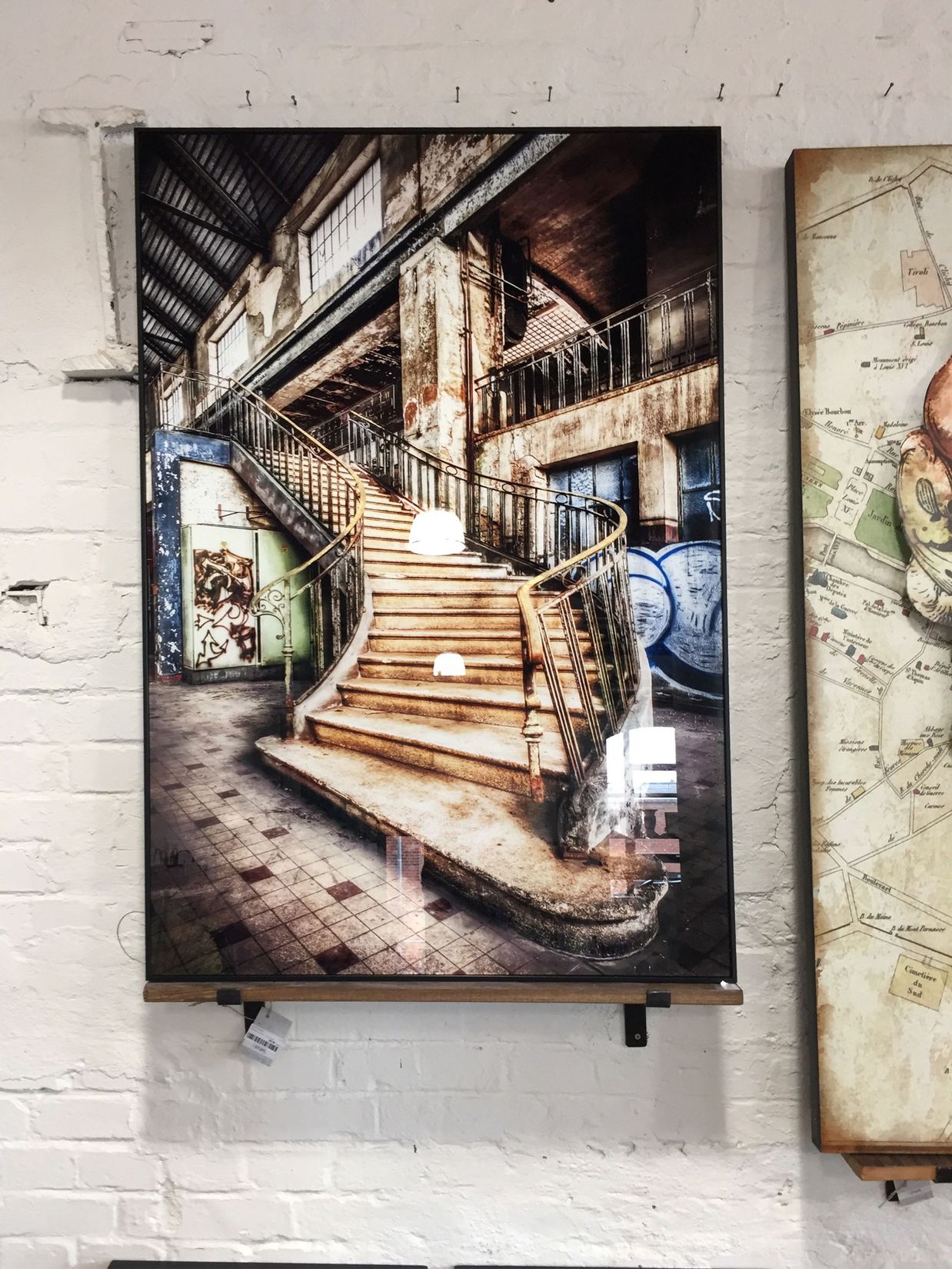 Gerahmtes Bild zerfallene Treppe aus Glas von Dialma Brown
