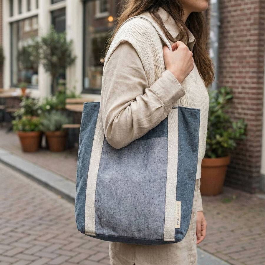Nachhaltiger Shopper aus Upcycled Denim mit cremefarbenen Tragehenkeln | STUFF Loft