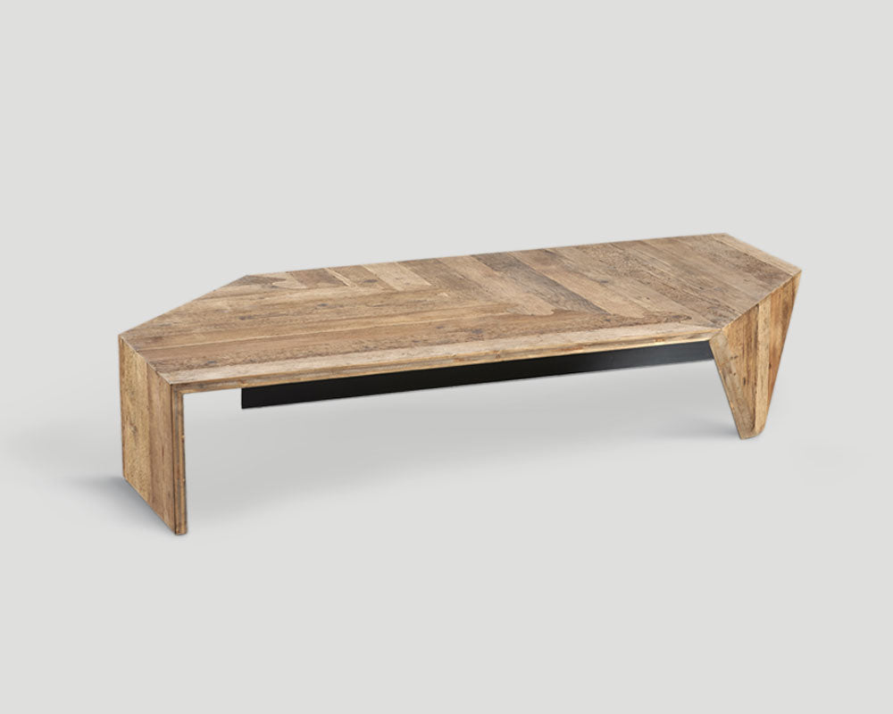 Geometrisch verspielter Couchtisch aus Altholz - Dialma Brown