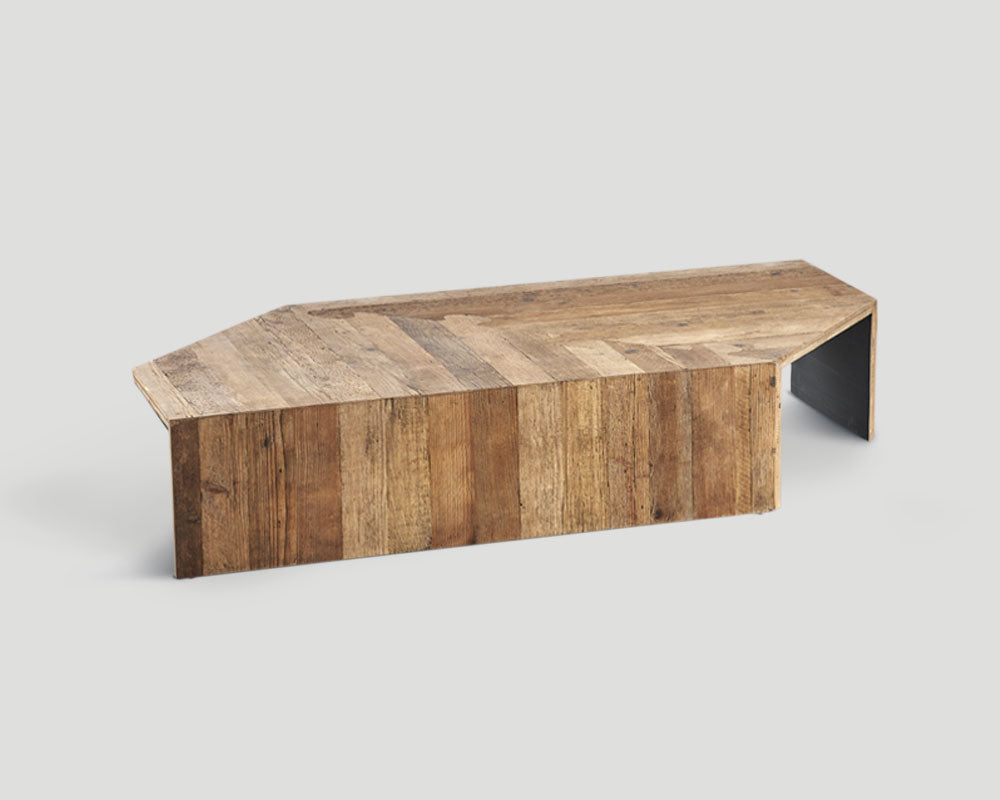 Geometrisch verspielter Couchtisch aus Altholz - Dialma Brown