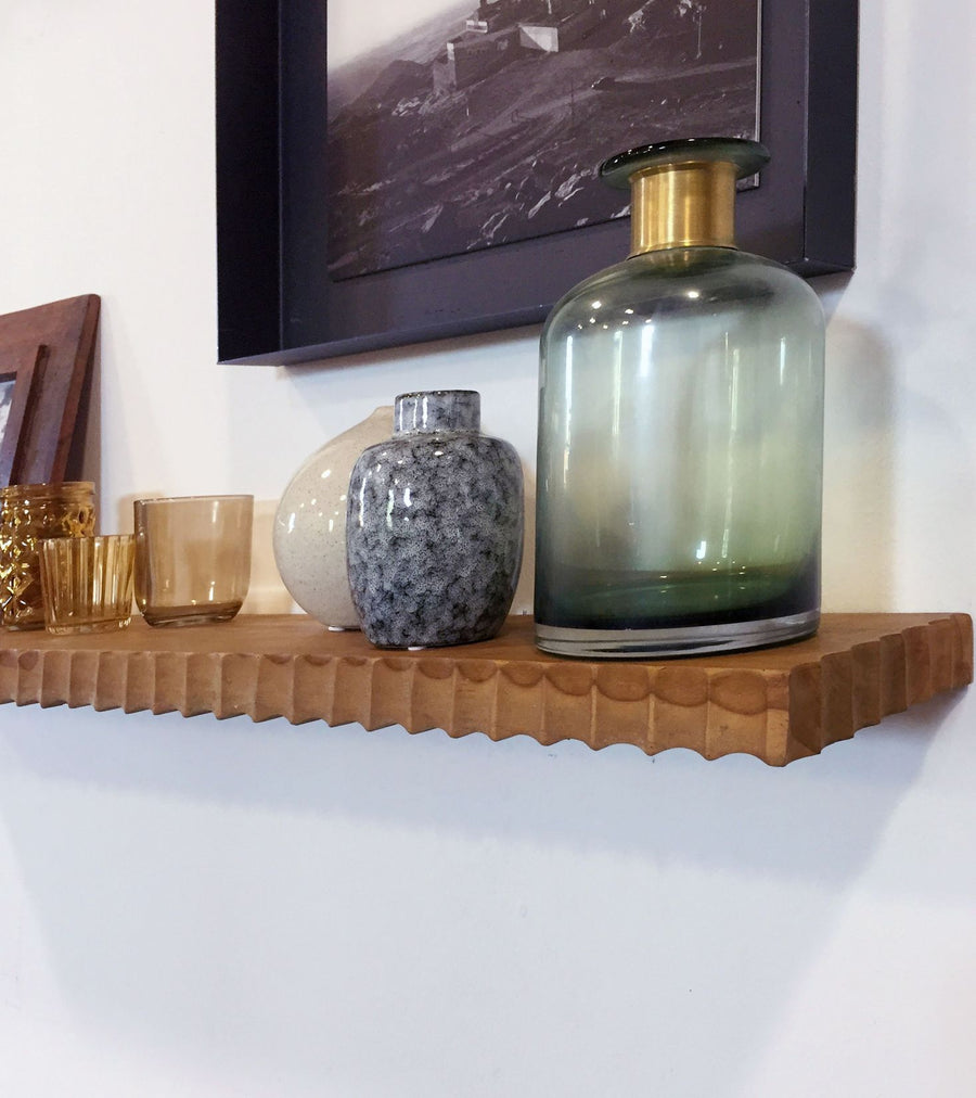 Wandregal Schweberegal an der Wand angebracht und mit Dekoration bestückt