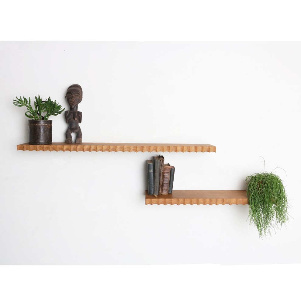 Wandregal Schweberegal an der Wand angebracht und mit Dekoration bestückt