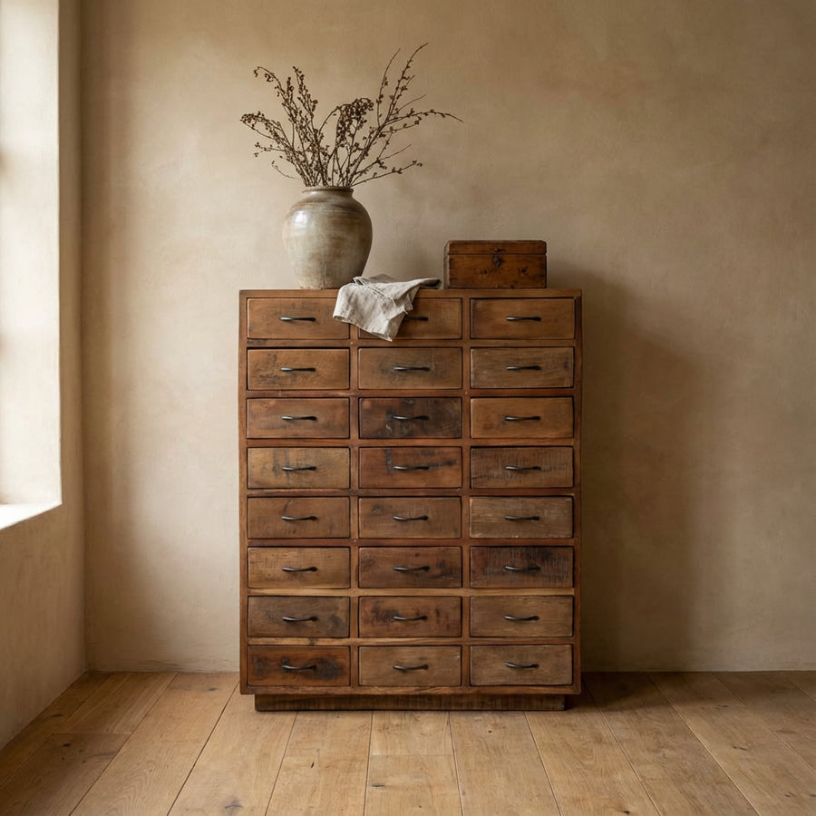 Kommode Heritage mit 24 Schubladen aus recyceltem Holz mit dunkler Patina und Metallgriffen im Vintage-Stil | STUFF Loft