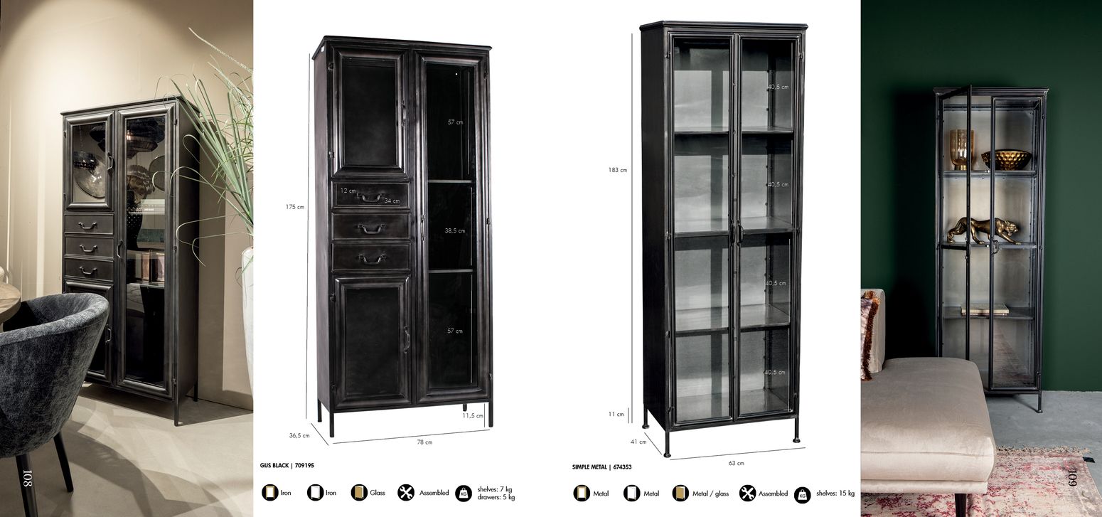 Simple Metal High Cabinet mit Glasfronten in einem stilvollen Wohnambiente