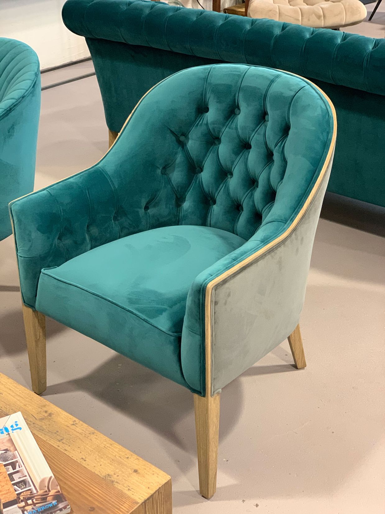 Sessel 2farbig Dialma Brown Samt aus Mindiholz
