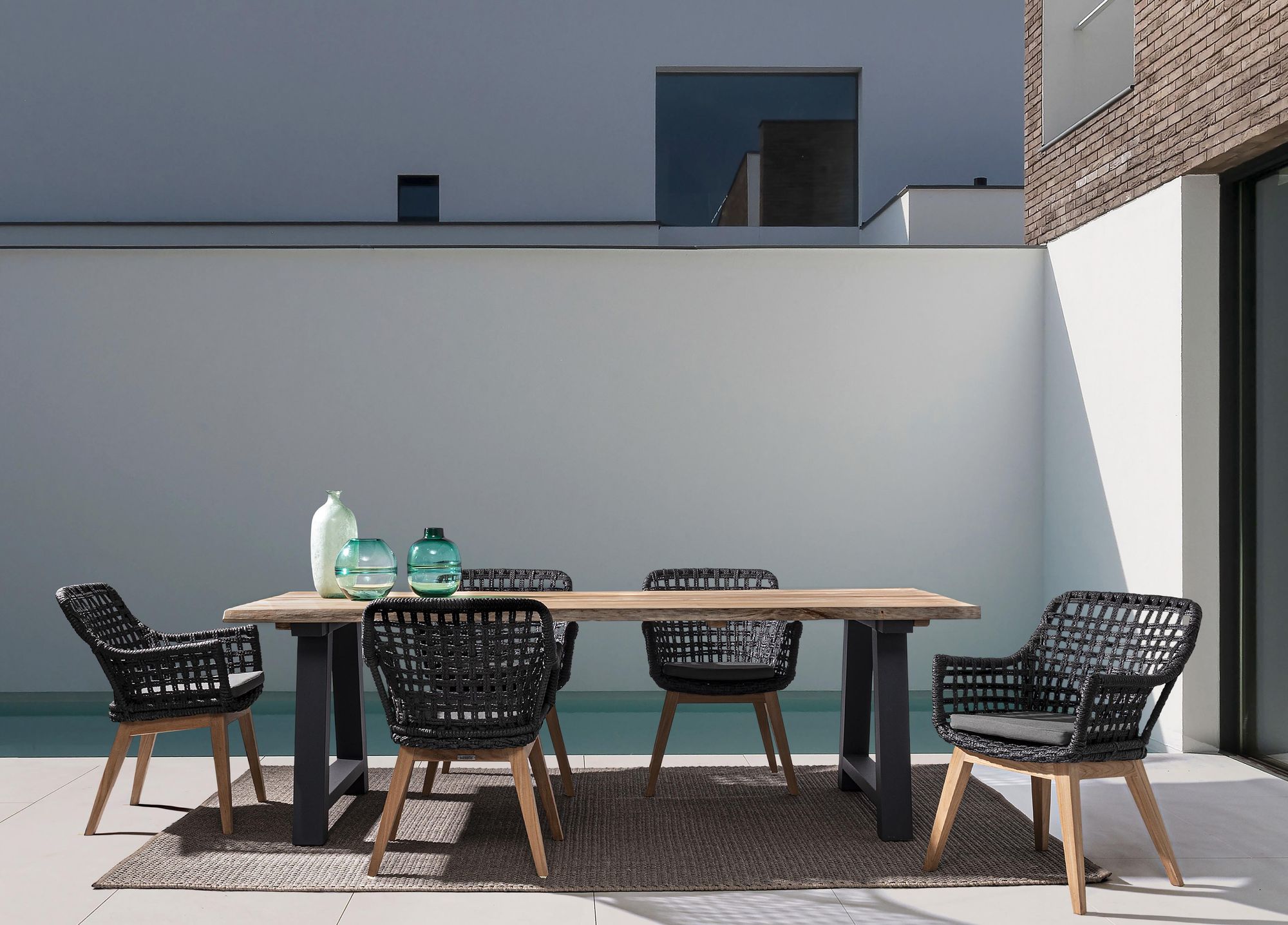 Outdoor Stuhl Madison mit Armlehnen und Sitzkissen Anthrazit | Bizzotto bei STUFF Shop kaufen