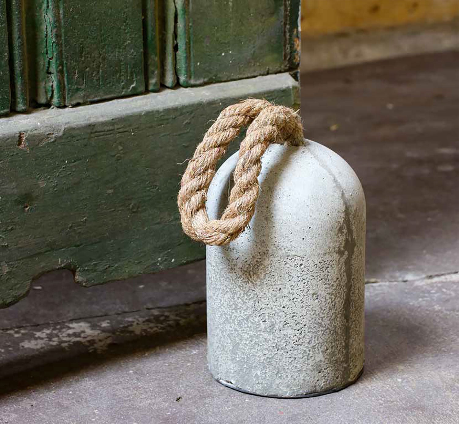 Dekorativer Türstopper aus Beton mit Seil in grauer Farbe, 12 x 12 x 24 cm, 3,5 kg.