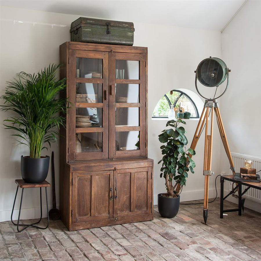 Vitrine Heritage Tall im Wohnzimmer im Vintage-Stil – STUFF Loft