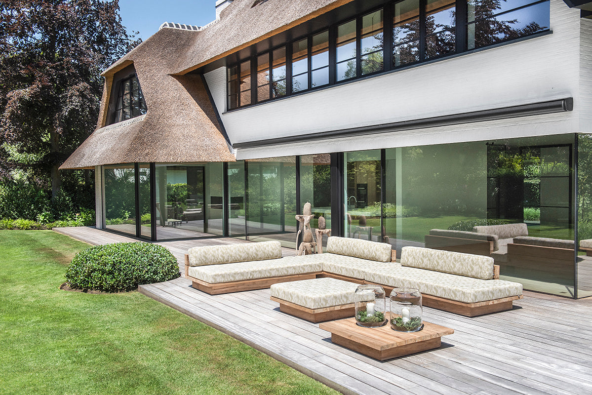 Outdoor-Lounge Sofa Magnus aus massivem Teakholz Natural Grey | wahlweise mit Ablagefläche (Small) oder durchgehendem Polster (Large) | Polster optional in Knelout, Knelout Deluxe, Ktextout oder Ktextout Deluxe