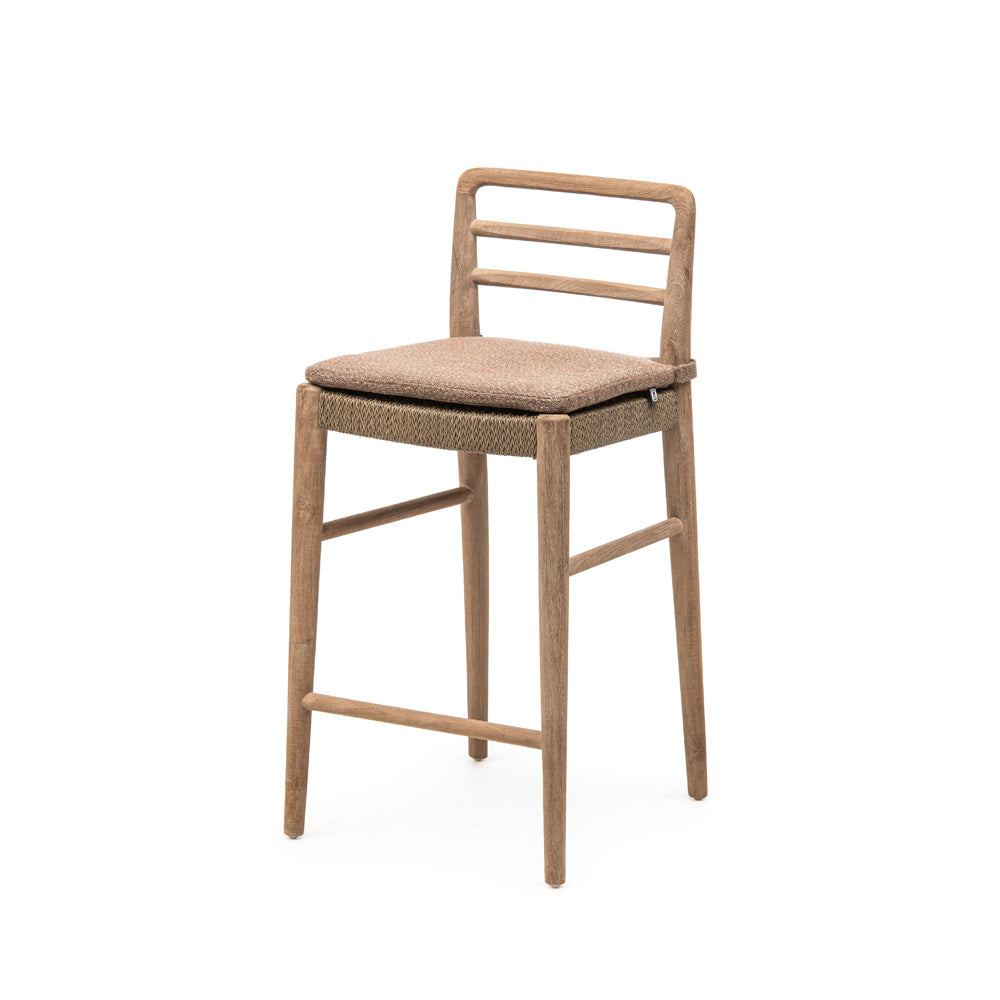 Outdoor Barstuhl Jared aus naturbelassenem Teakholz mit PE-Wicker-Geflecht auf der Sitzfläche, perfekt für Terrassen und Außenbereiche.