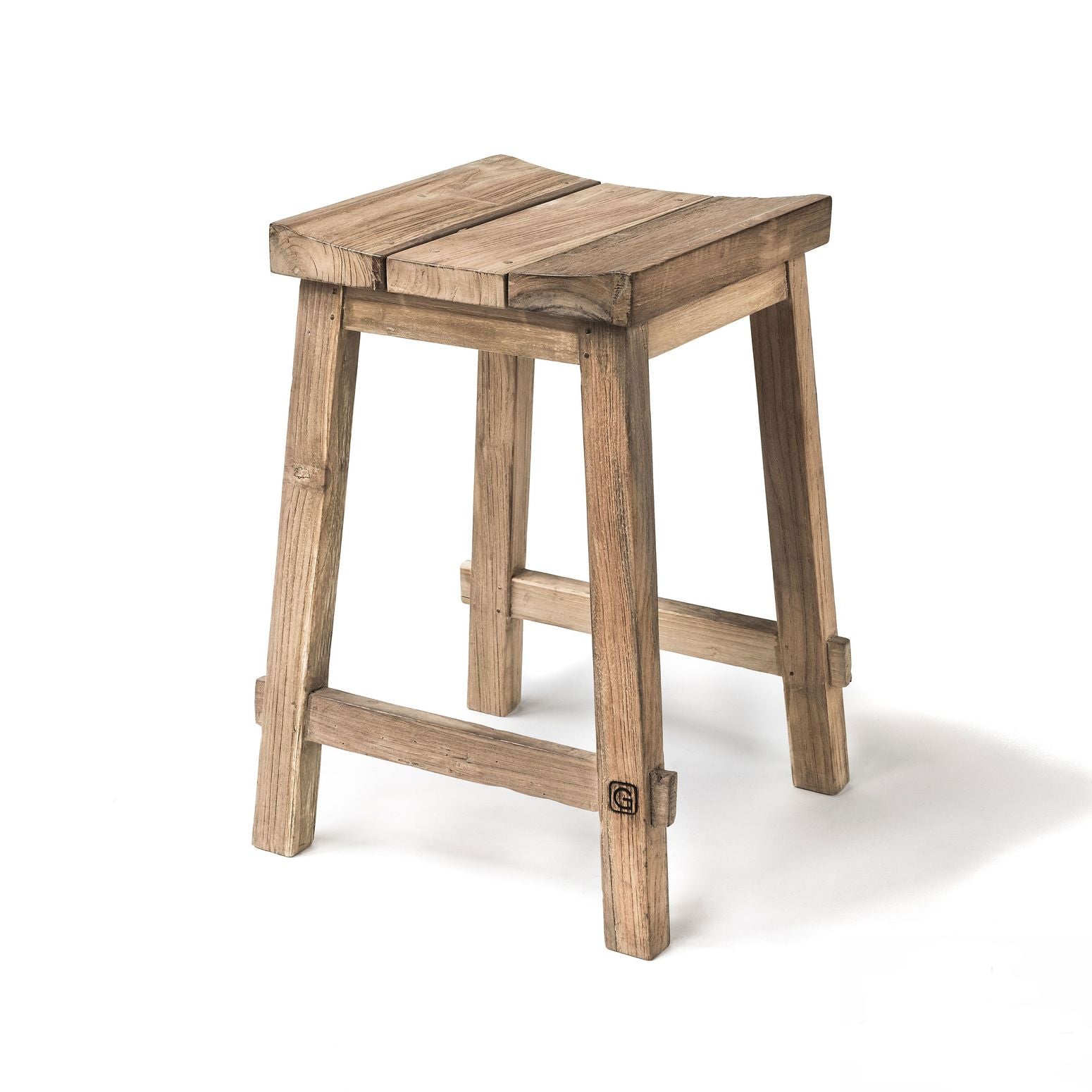 Outdoor Barhocker Alexi aus recyceltem Teakholz von Gommaire im rustikalen Design.