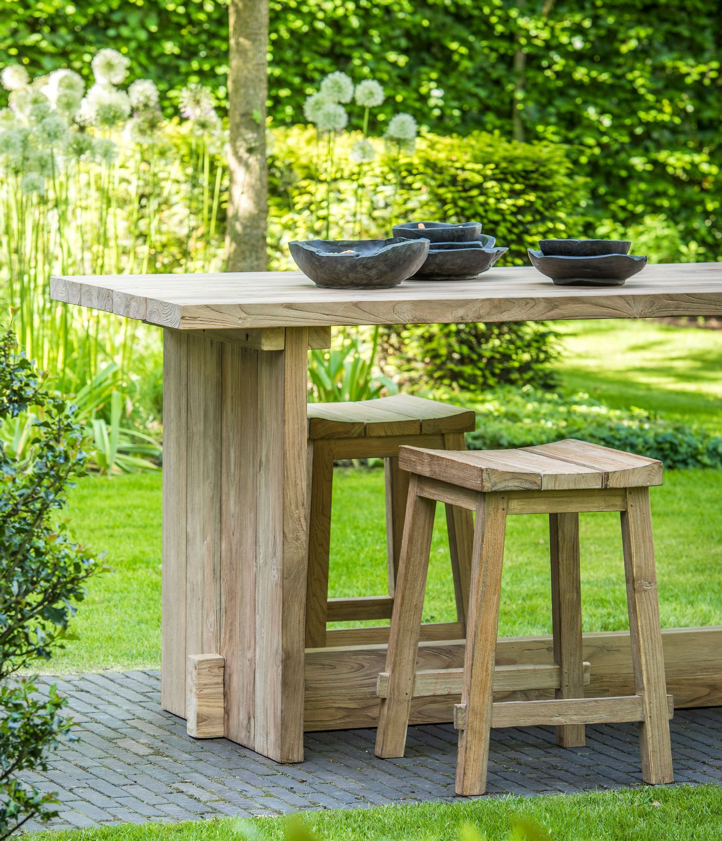 Outdoor Barhocker Alexi aus recyceltem Teakholz von Gommaire im rustikalen Design.