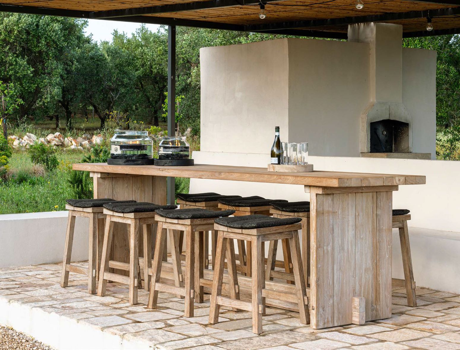 Outdoor Barhocker Alexi aus recyceltem Teakholz von Gommaire im rustikalen Design.