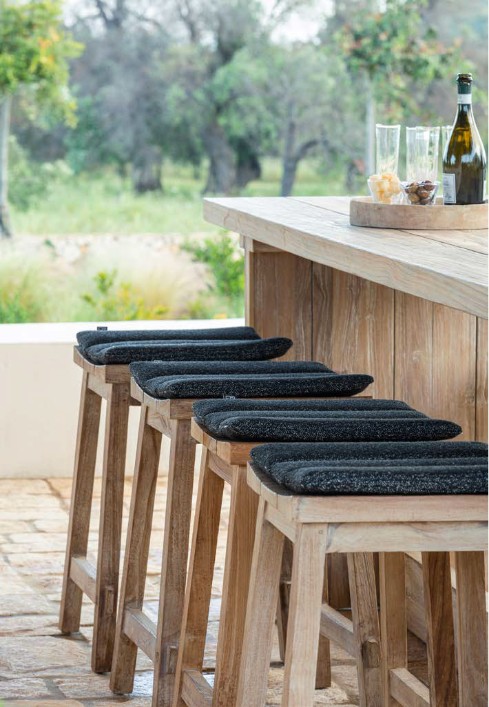 Outdoor Barhocker Alexi aus recyceltem Teakholz von Gommaire im rustikalen Design.