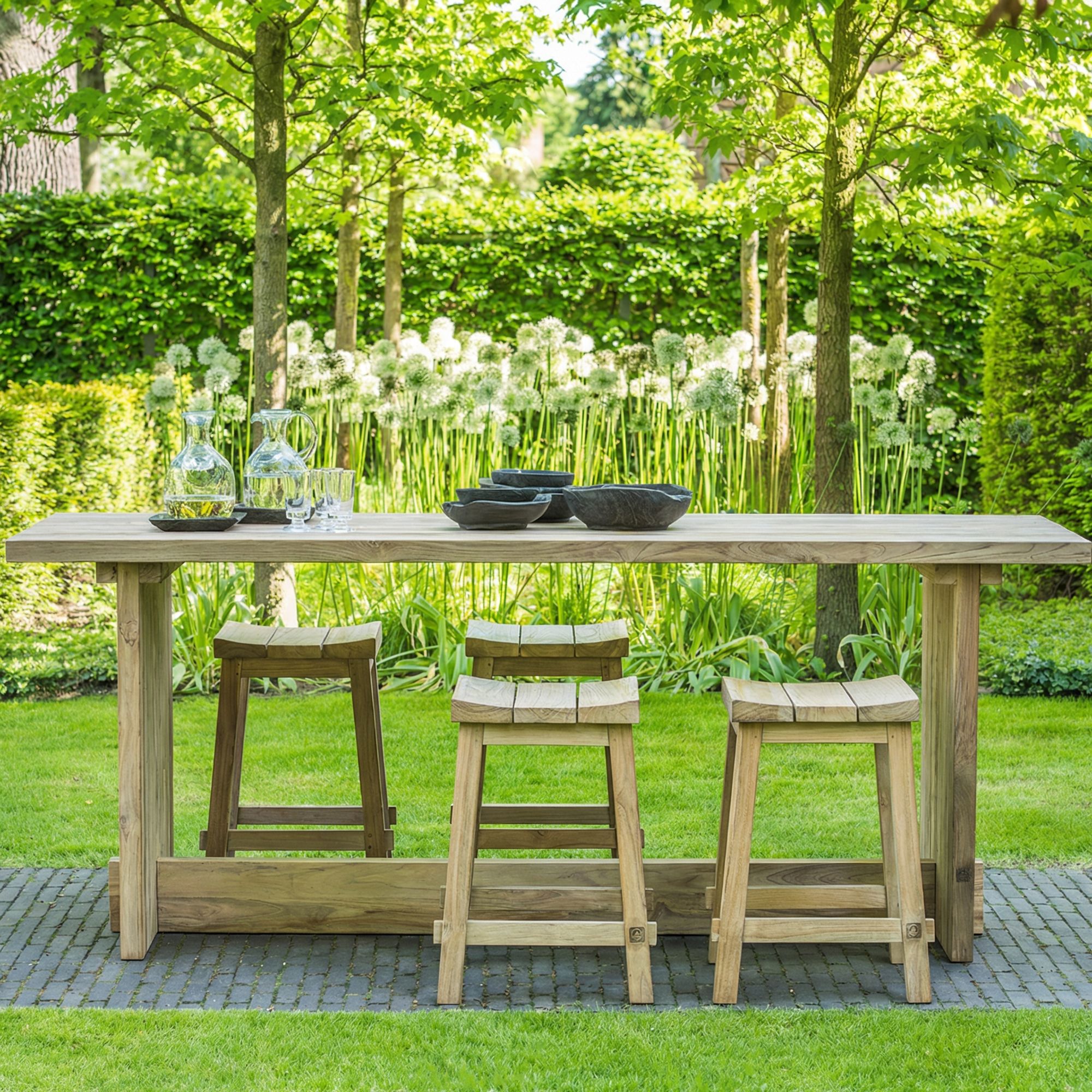 Outdoor Barhocker Alexi aus recyceltem Teakholz von Gommaire im rustikalen Design.