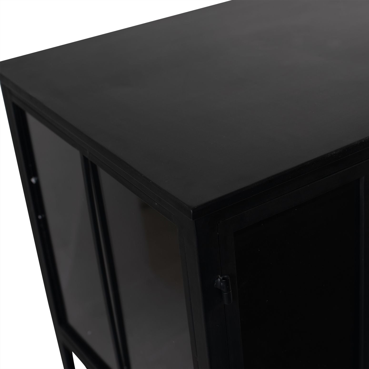 Perspektivische Ansicht des Cave Black Iron Cabinet Low zeigt die Eleganz des Metallgestells.
