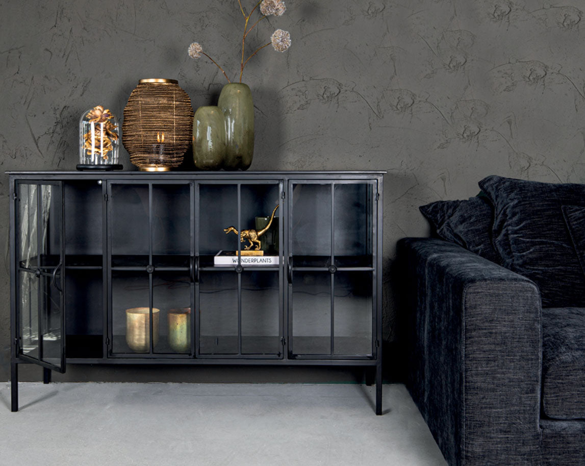 Stimmungsbild des Cave Black Iron Cabinet Low im Wohnzimmer mit Dekoration