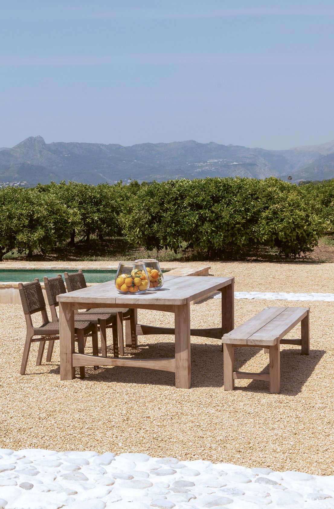 Stuhl Fiona Teak aus unbehandeltem, recyceltem Teakholz mit Sitzfläche aus PE Rattan Natural Grey | optional mit Sitz- und Rückenpolster