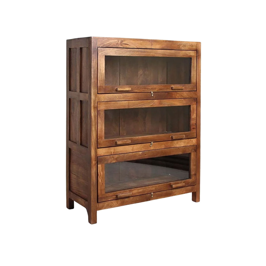 Vorderansicht der Vitrine "Heritage Slide" aus Mangoholz mit Glastüren