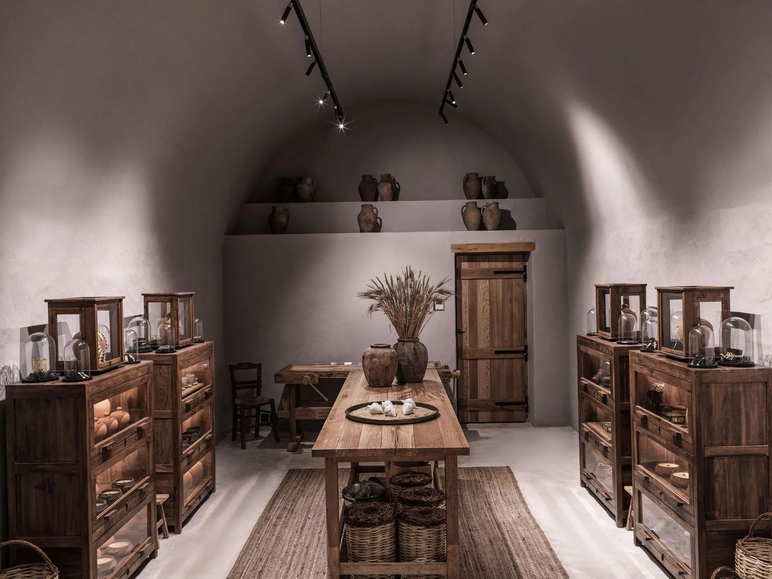 Vorderansicht der Vitrine "Heritage Slide" aus Mangoholz mit Glastüren