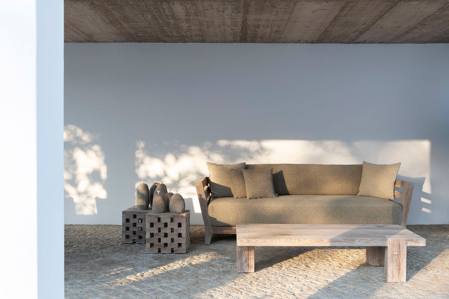 Outdoor Couchtisch Dovetail aus massivem naturfarbenem Teakholz 150x65 cm von Gommaire | STUFF Shop