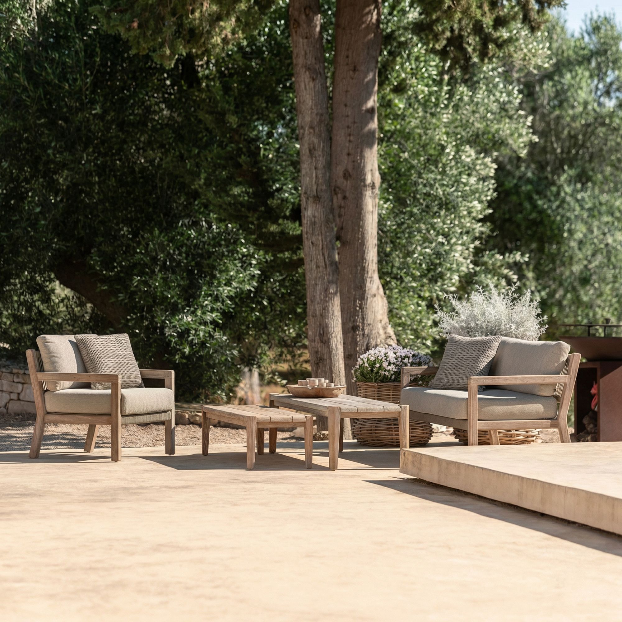 Outdoor Couchtisch Floor Large aus recyceltem Teakholz in Natural Grey von Gommaire | STUFF Shop