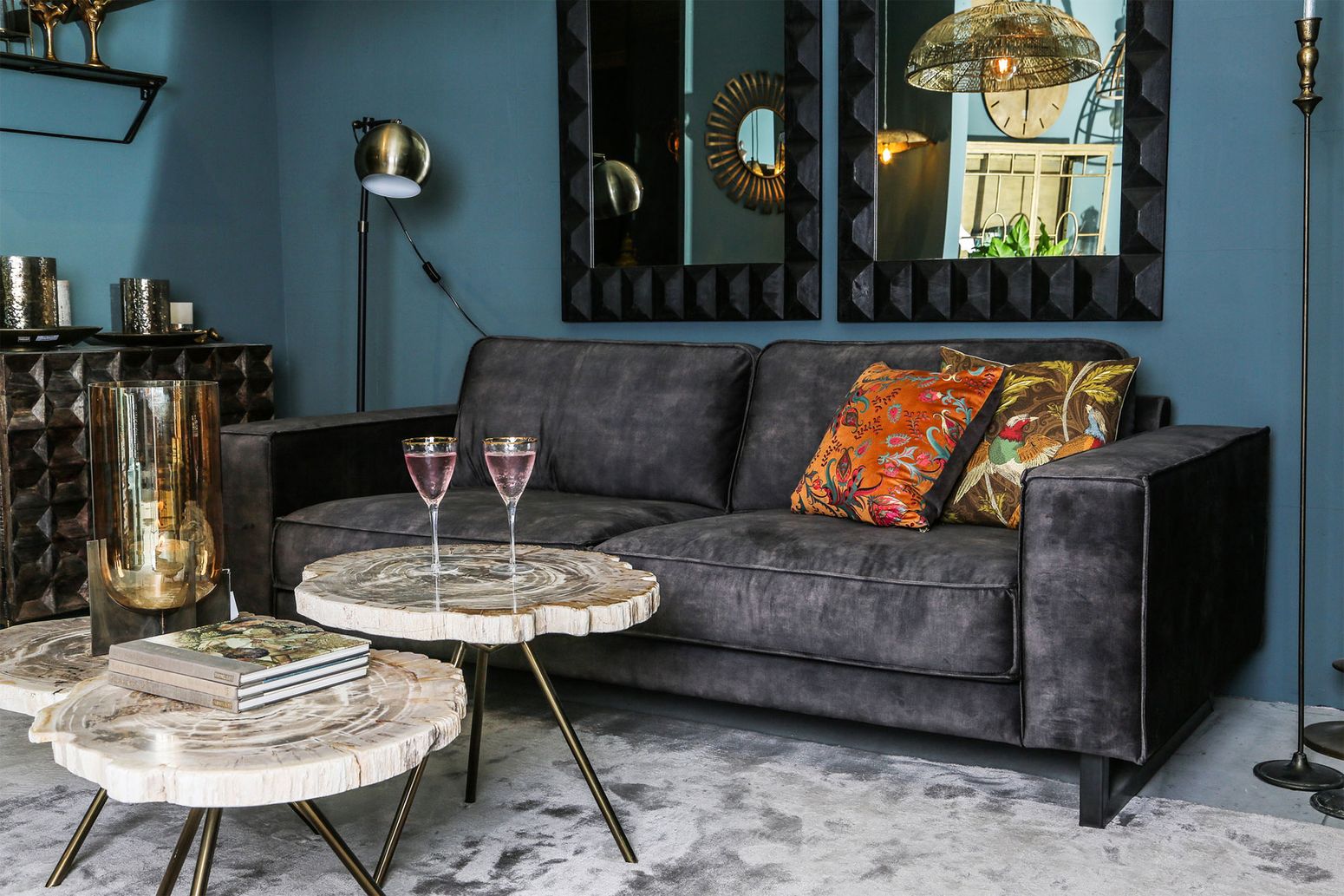 New Khine 3-Set Couchtische aus versteinertem Holz mit Metallbeinen in verschiedenen Größen, Imagebild