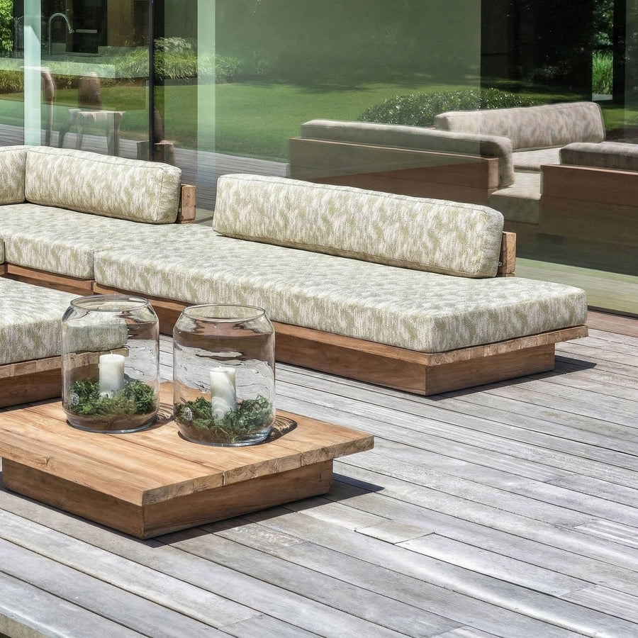 Der Beistelltisch Magnus ist passend zur Teakholz Lounge Magnus, kann mit Polster auch zum Ottomanen werden | Gommaire bei STUFF Shop kaufen