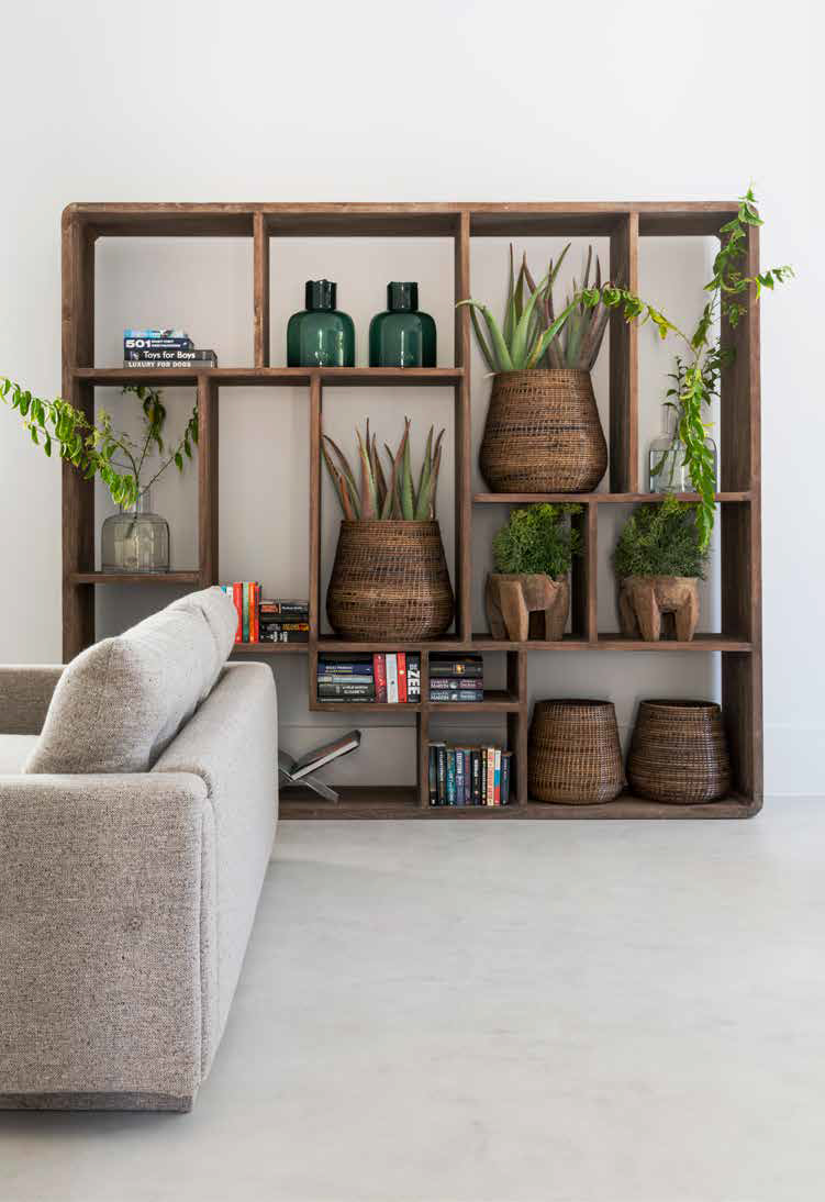 Großes Bücherregal Saar Authentic Brown von Gommaire im Wohnraum | Gommaire bei STUFF Shop kaufen