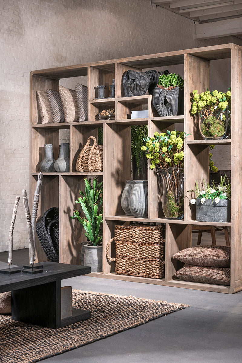 Großes Bücherregal Saar Authentic Brown von Gommaire im Wohnraum | Gommaire bei STUFF Shop kaufen