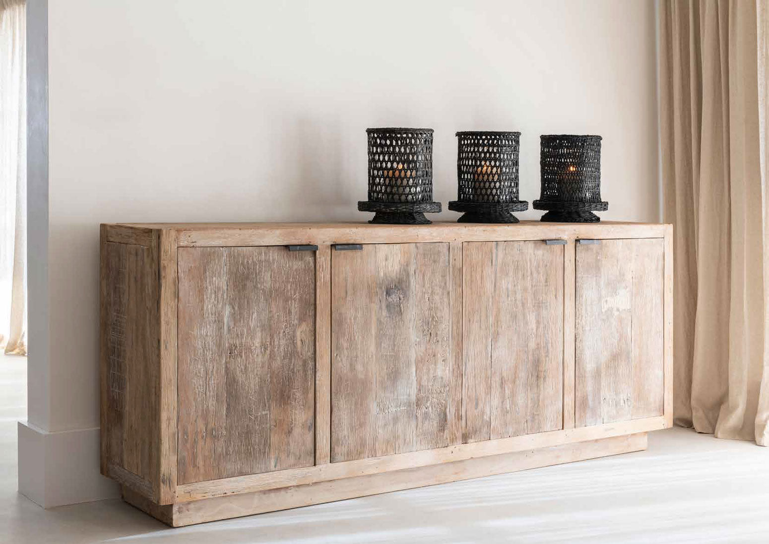 Sideboard Tracy von Gommaire – Hergestellt aus Reclaimed Wood mit Original Aged Patina. Das Bild zeigt das Sideboard mit 4 Türen und natürlicher Holzoptik, ideal für Wohnzimmer oder Esszimmer.