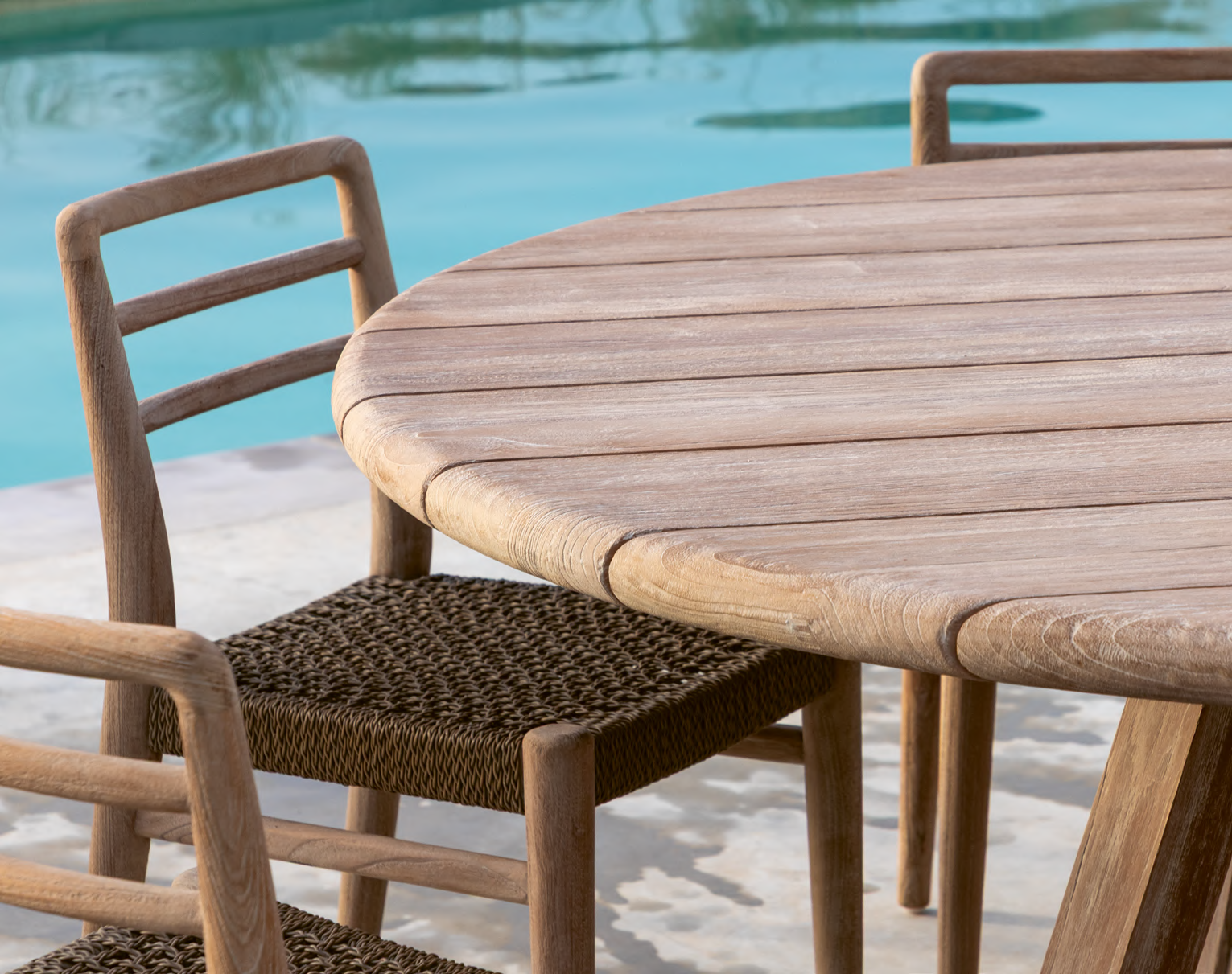 Stuhl Jared Teak aus massivem Teakholz Natural Grey mit handgeflochtenem Sitz aus PE Wicker Antique Weed | optional mit Outdoor-Polster von Gommaire