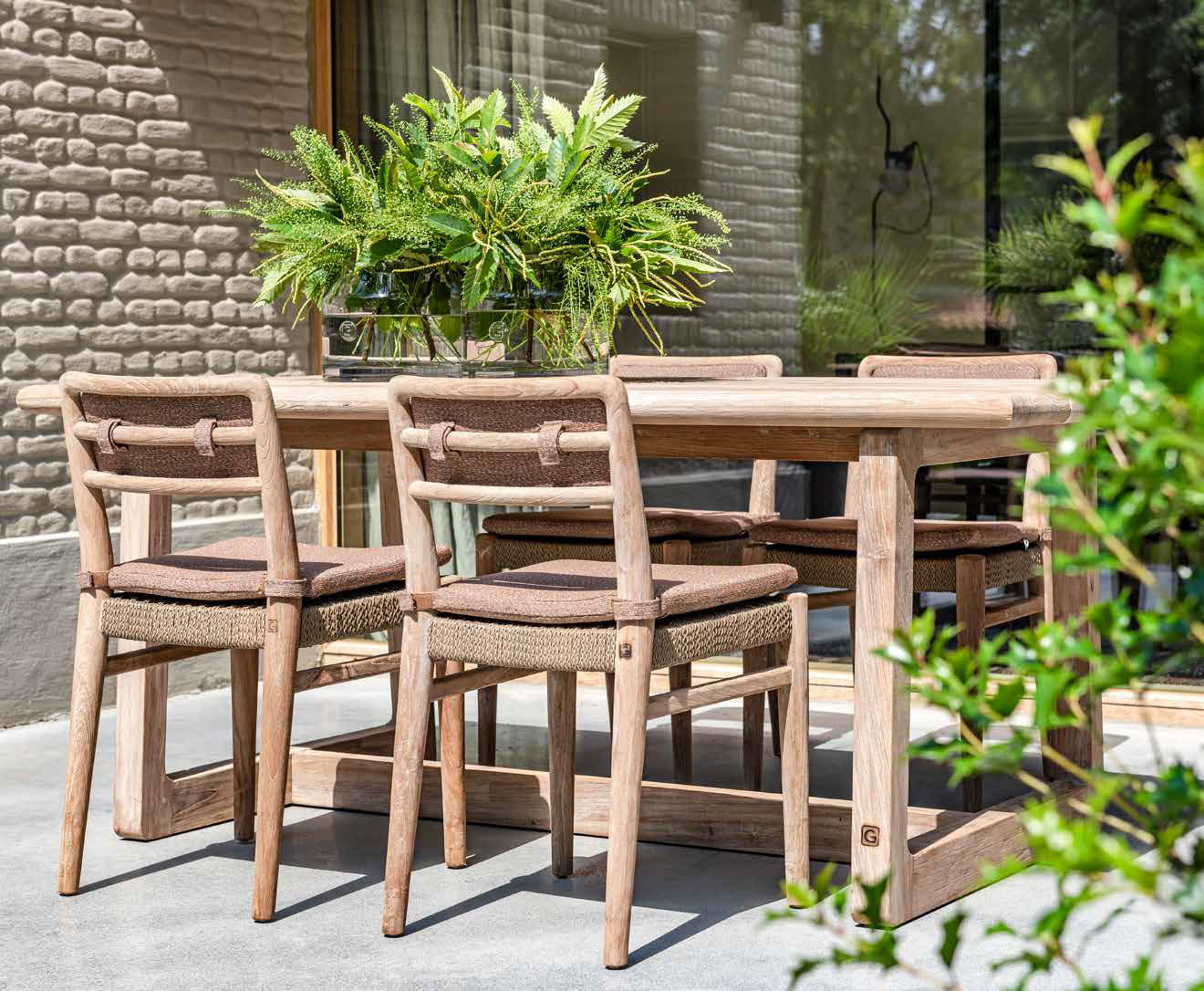 Stuhl Jared Teak aus massivem Teakholz Natural Grey mit handgeflochtenem Sitz aus PE Wicker Antique Weed | optional mit Outdoor-Polster von Gommaire