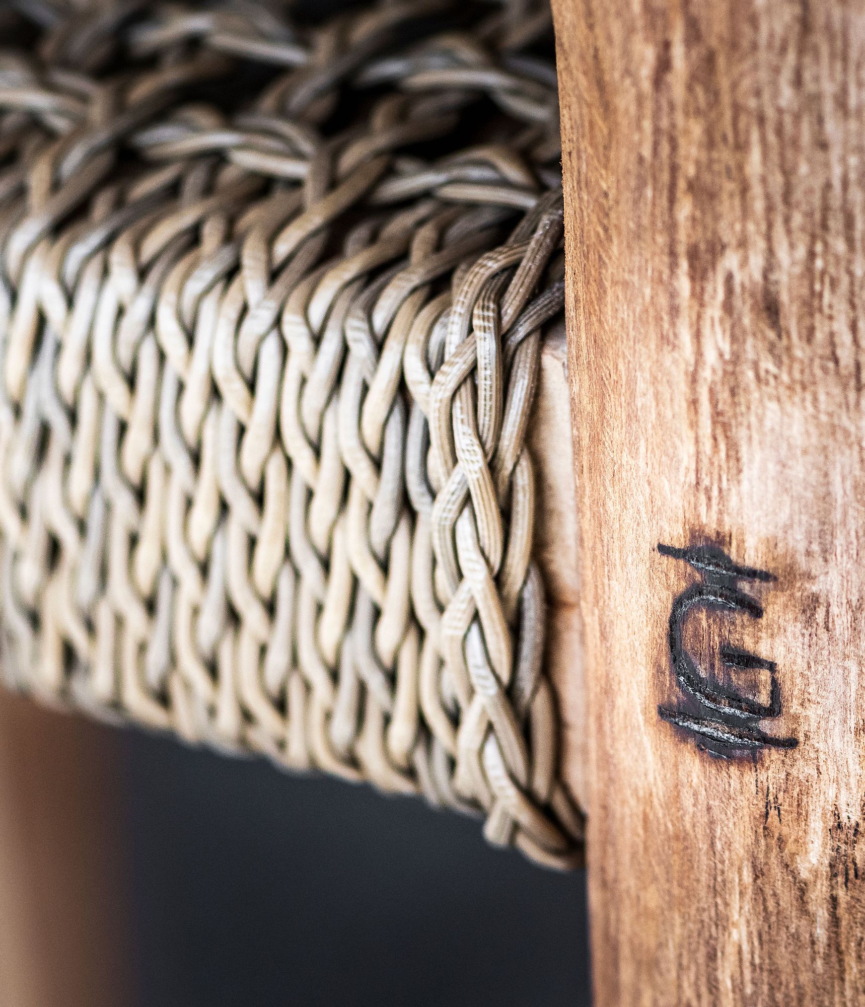 Stuhl Jared Teak aus massivem Teakholz Natural Grey mit handgeflochtenem Sitz aus PE Wicker Antique Weed | optional mit Outdoor-Polster von Gommaire