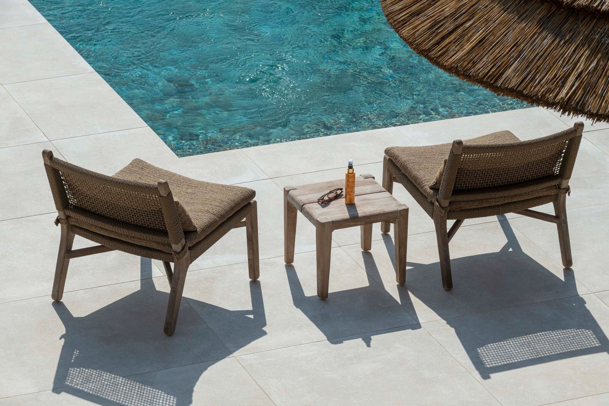 Sessel Fiona Teak aus massivem Teakholz Natural Grey mit handgeflochtener Rückenlehne aus PE Wicker Antique Weed | optional mit Sitzpolster