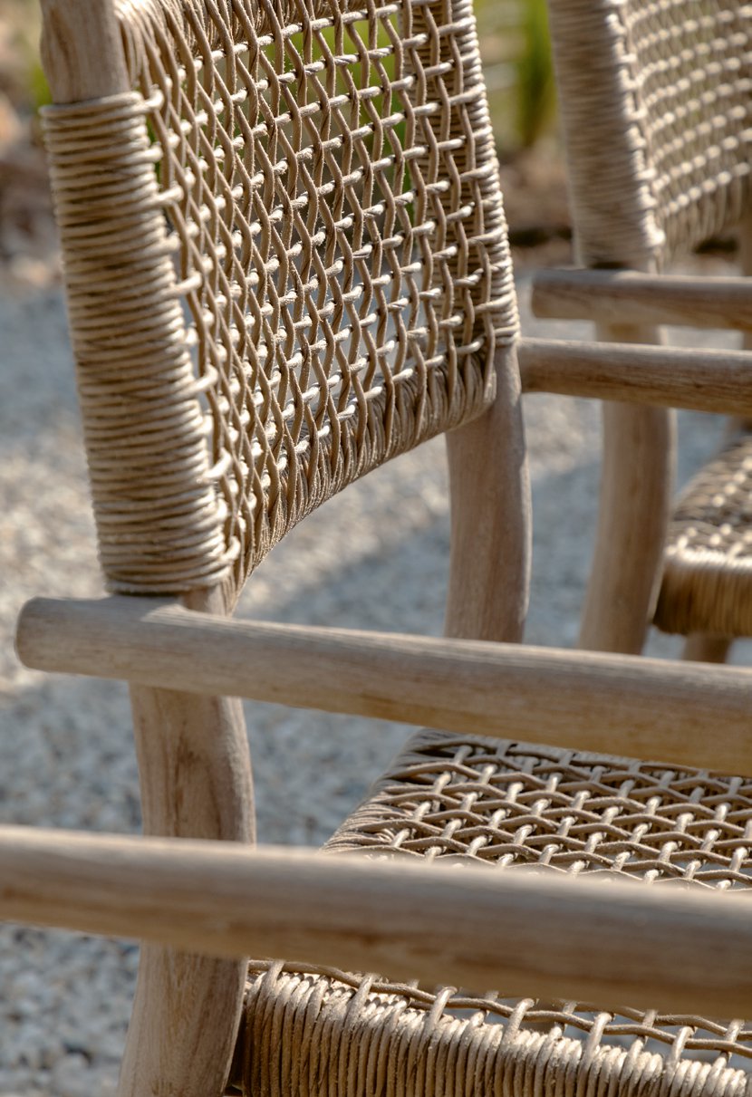 Armlehnenstuhl Mieke Teak aus massivem Teakholz Natural Grey mit handgeflochtenem Sitz aus PE Wicker Natural | optional mit Sitzpolster