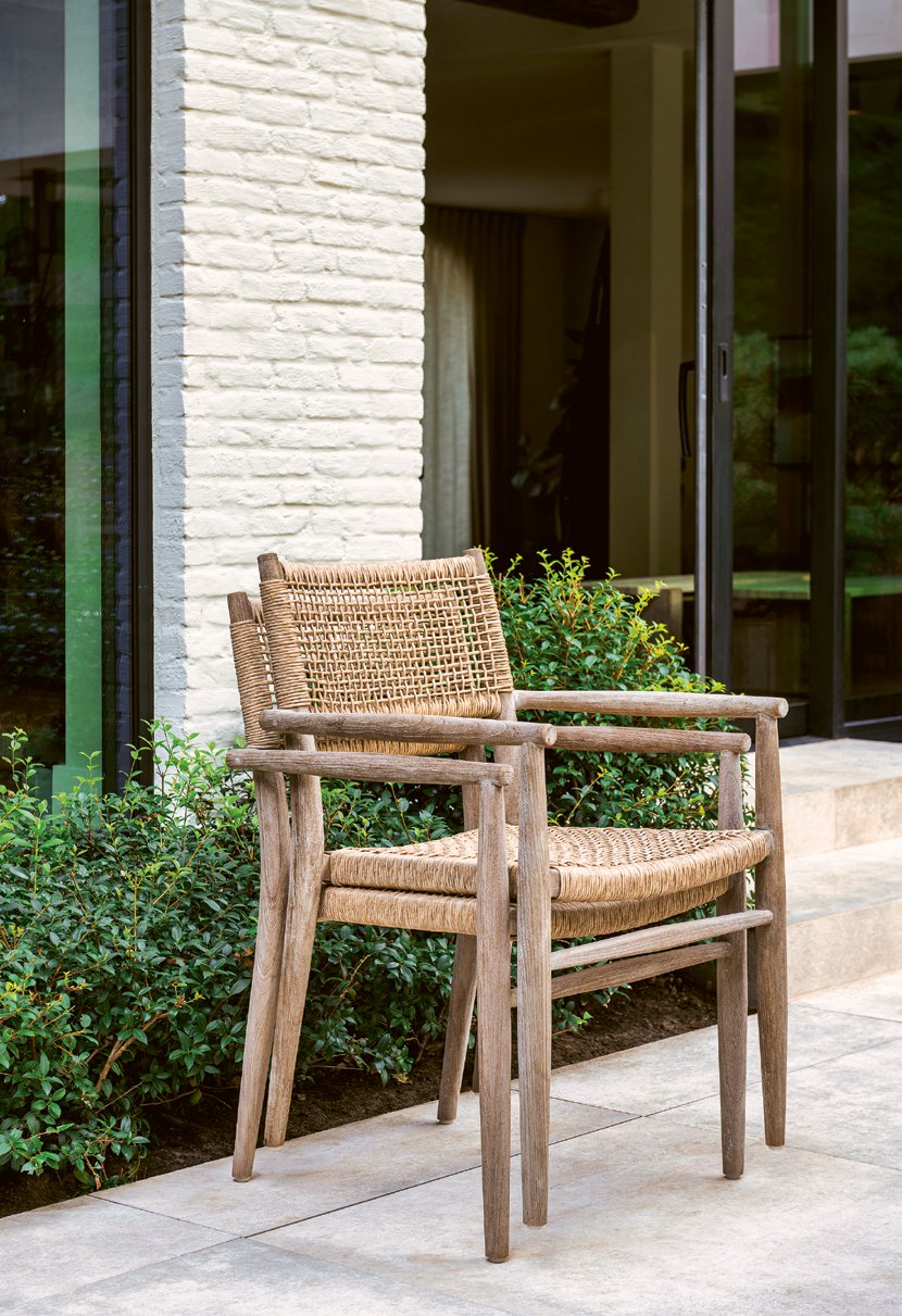 Armlehnenstuhl Mieke Teak aus massivem Teakholz Natural Grey mit handgeflochtenem Sitz aus PE Wicker Natural | optional mit Sitzpolster