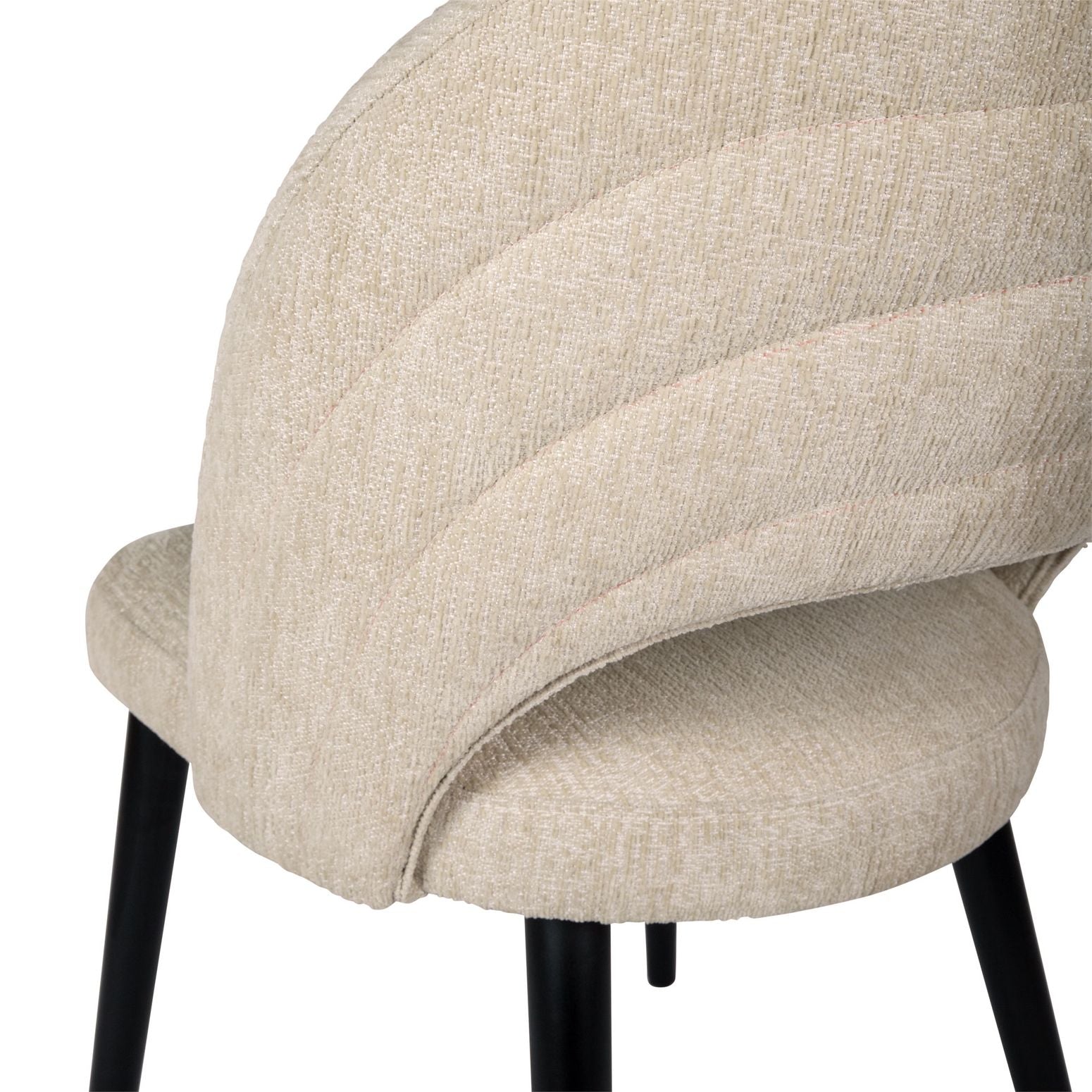 Esszimmerstuhl Abierto in Creme mit samtartigem Stoffbezug und schwarz lackierten Beinen.