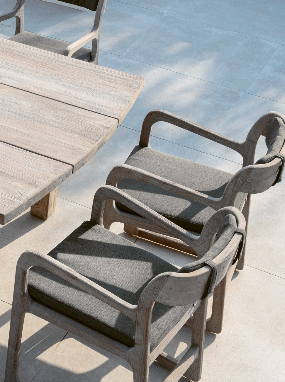 Armlehnenstuhl Sally Teak aus massivem Teakholz Natural Grey im skandinavischen Stil | optional mit Sitzpolster oder Sitzpolster und Rückenpolster