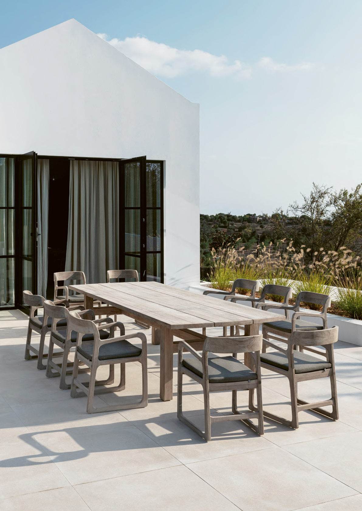 Armlehnenstuhl Sally Teak aus massivem Teakholz Natural Grey im skandinavischen Stil | optional mit Sitzpolster oder Sitzpolster und Rückenpolster