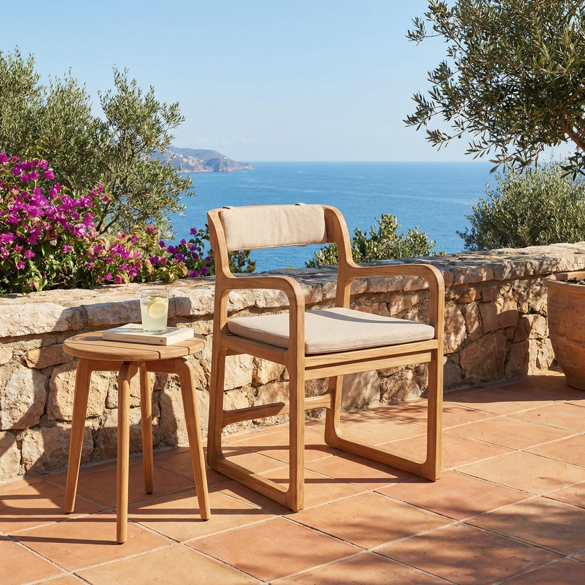 Armlehnenstuhl Sally Teak aus massivem Teakholz Natural Grey im skandinavischen Stil | optional mit Sitzpolster oder Sitzpolster und Rückenpolster