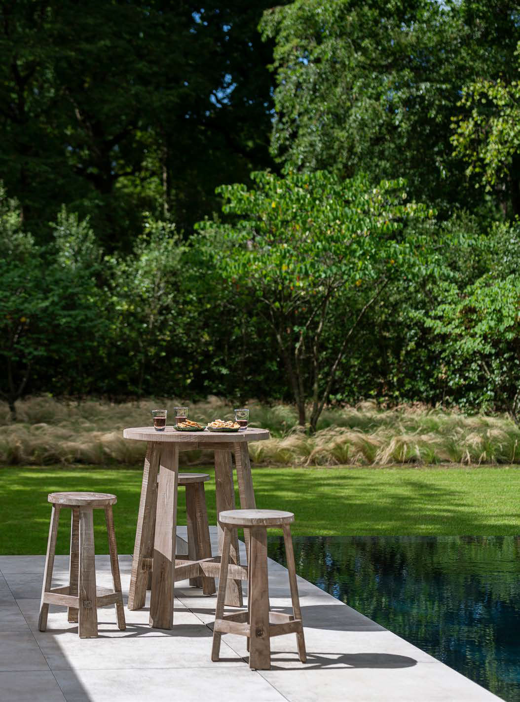 Barhocker Alex Teak Natural Grey aus recyceltem Teakholz für den Außenbereich von Gommaire.