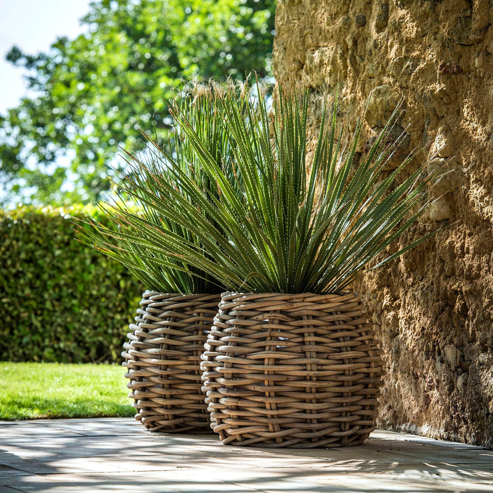 Pflanzkorb Eric als dekoratives Outdoor-Element mit Pflanzen | Gommaire Organic Living bei STUFF Shop kaufen