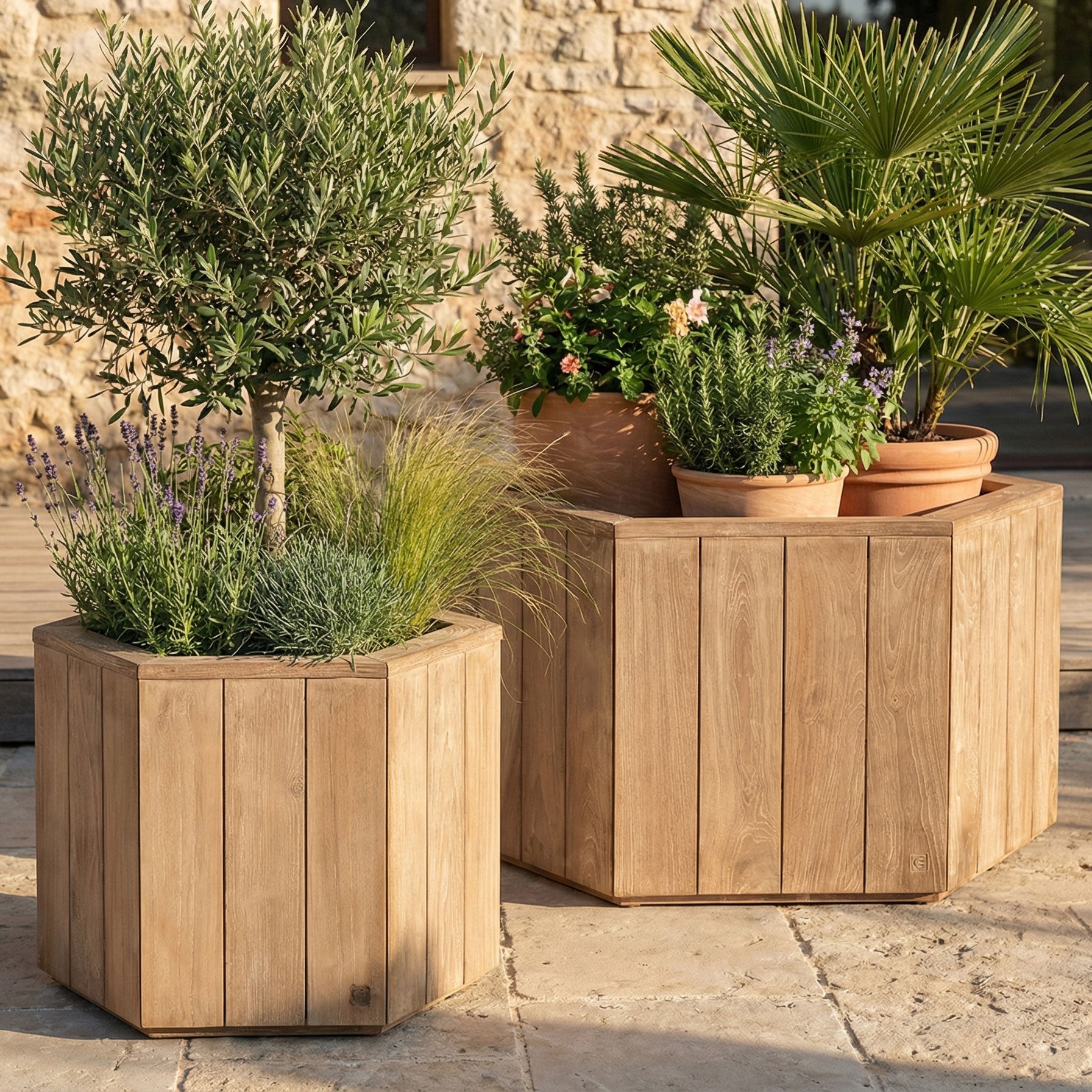 Gommaire Pflanzkübel Logan Hexagon aus Teakholz in den Größen Small für Outdoor | Gommaire bei STUFF Shop kaufen