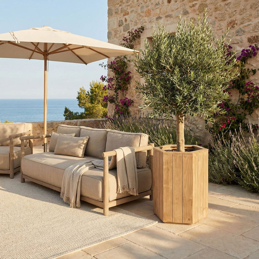 Gommaire Pflanzkübel Logan Hexagon High aus Teakholz für Outdoor  auf einer Terrasse am Meer | Gommaire bei STUFF Shop kaufen