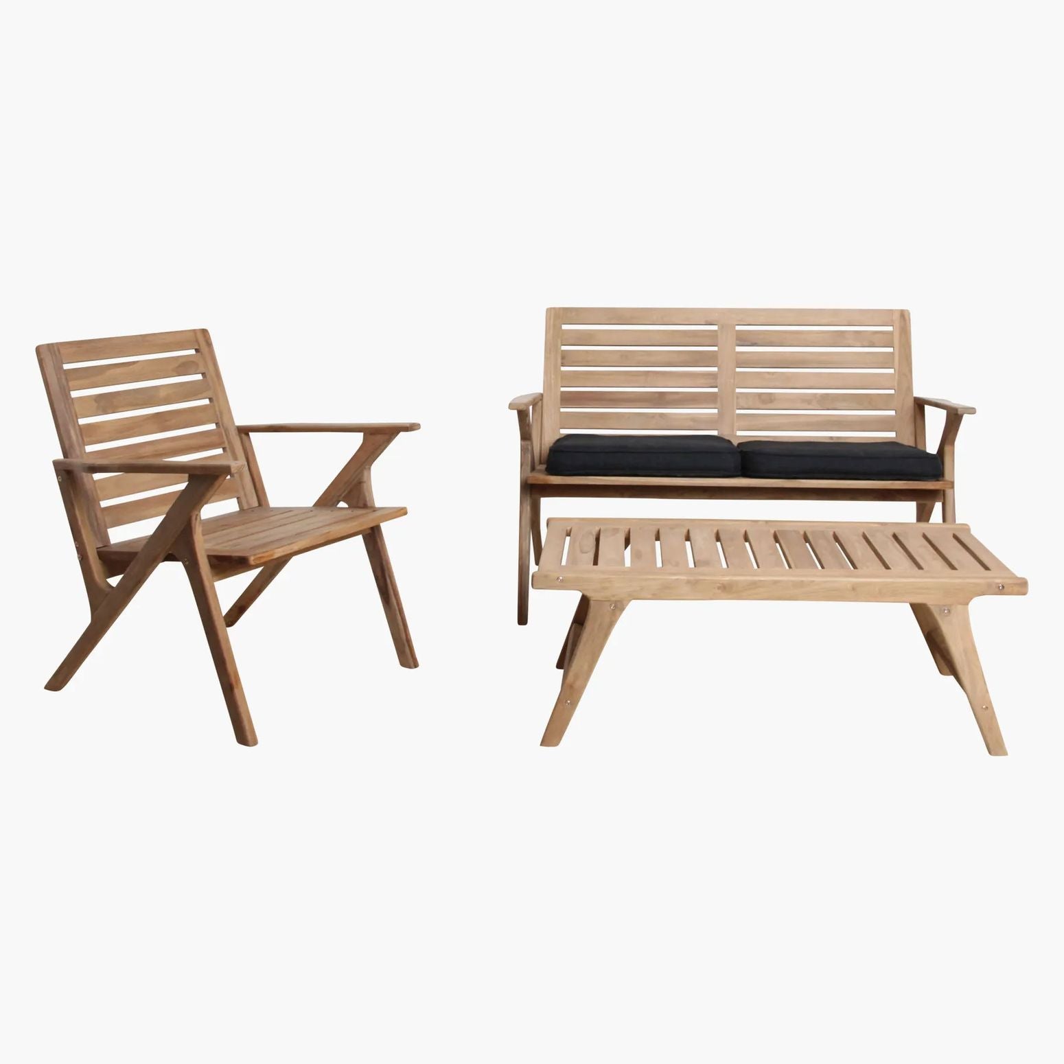 Outdoor Stuhl Odin Teak als Teil des Garten-Ensembles mit Bank und Tisch
